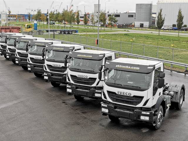 Iveco Trakker AD400T42TH 4x2 Tractor Heads